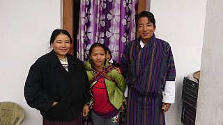 Familie Ugyen Lhadon freut sich immer &uuml;ber G&auml;ste. - Ost-Bhutan: Essen & Schlafen