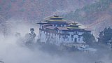 Trashigang Dzong im langsam weichenden Nebel - Ost-Bhutan: Sehensw&uuml;rdigkeiten