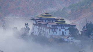 Trashigang Dzong im langsam weichenden Nebel - Ost-Bhutan: Sehensw&uuml;rdigkeiten