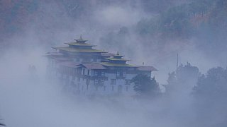 Trashigang Dzong im Nebel - Ost-Bhutan: Sehensw&uuml;rdigkeiten
