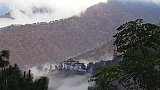 Der Trashigang Dzong hoch &uuml;ber dem Flu&szlig;tal - Ost-Bhutan: Landschaft