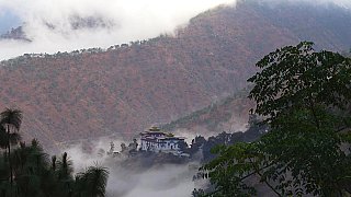 Der Trashigang Dzong hoch &uuml;ber dem Flu&szlig;tal - Ost-Bhutan: Landschaft