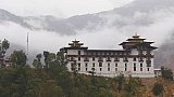 Trashigang Dzong von der Talseite - Ost-Bhutan: Sehensw&uuml;rdigkeiten