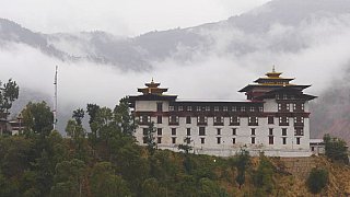 Trashigang Dzong von der Talseite - Ost-Bhutan: Sehensw&uuml;rdigkeiten