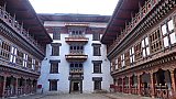 Innenhof des Trashigang Dzong - Ost-Bhutan: Sehensw&uuml;rdigkeiten