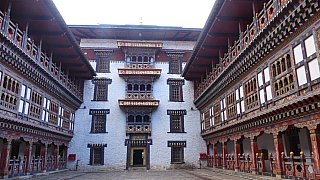 Innenhof des Trashigang Dzong - Ost-Bhutan: Sehensw&uuml;rdigkeiten