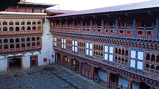 Innenhof des Trashigang Dzong - Ost-Bhutan: Sehensw&uuml;rdigkeiten