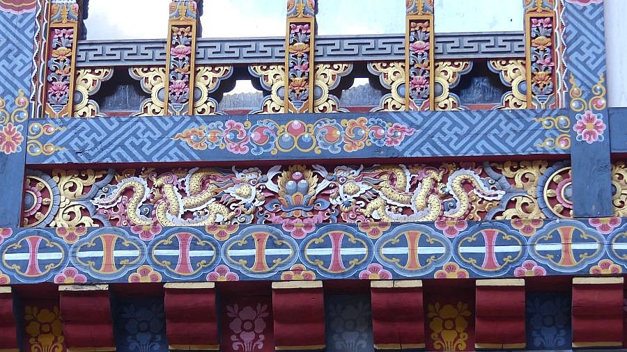 Holzschnitzereien im Innenhof des Trashigang Dzong - Ost-Bhutan: Sehensw&uuml;rdigkeiten