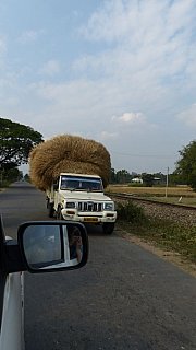 Streetlife in Indien mit vollbeladenem Pickup - Streetlife in Indien