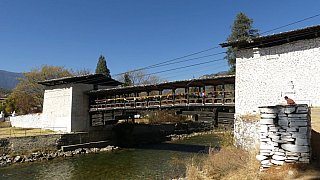&Uuml;berdachte Holzbr&uuml;cke &uuml;ber den Chhu-Fluss - Paro - Haa: Sehensw&uuml;rdigkeiten