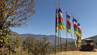 Gebetsfahnen mit Blick zum Drakha Dzong - Paro - Haa: Sehensw&uuml;rdigkeiten