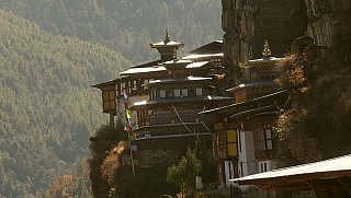 Drakha Dzong hoch &uuml;ber dem Tal - Paro - Haa: Sehensw&uuml;rdigkeiten