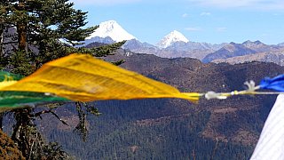 Gebetsfahnen mit Blick auf den Jomolhari - Paro - Haa: Sage La Trekking