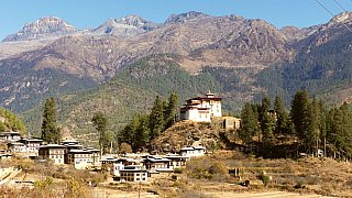 Blick &uuml;ber den Drugyel Dzong und das Dorf - Paro - Haa: Sehensw&uuml;rdigkeiten