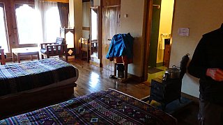 Zimmer im Dewachen Hotel im Phobjiekha-Tal - Zentral-Bhutan: Essen & Schlafen