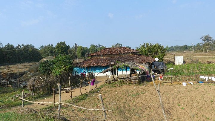 Kleines Geh&ouml;ft am Stra&szlig;enrand - Madhya-Pradesh: Land und Leute