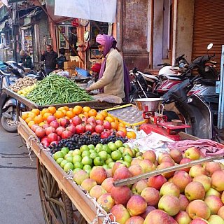 Obsth&auml;ndler in der Altstadt in Agra - Uttar Pradesh: Land-und-Leute