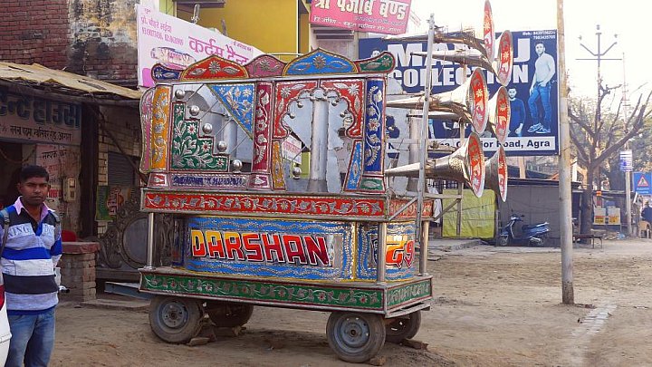Bunter Musikwagen am Stra&szlig;enrand in Agra - Uttar Pradesh: Land-und-Leute