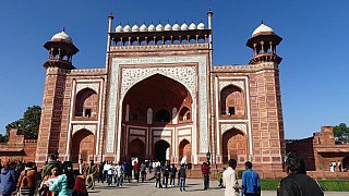 Eingangsportal des Taj Mahal in Agra - Uttar Pradesh: Sehensw&uuml;rdigkeiten