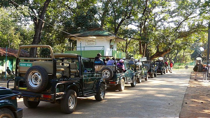 Wartende Jeeps vor dem Bandhavgarh Nationalpark - IND-Blog-Bilder