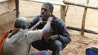 Beim Barbier in Bhoramdeo, Chhattisgarh - Chhattisgarh: Land-und-Leute