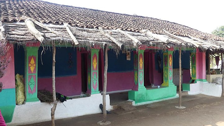 Bunt gestrichenes Haus in Bhoramdeo, Chhattisgarh - Chhattisgarh: Land-und-Leute