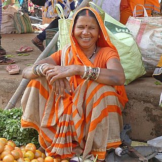 Verk&auml;uferin auf dem Wochenmarkt in Bodla, Bhoramdeo - Chhattisgarh: Land-und-Leute