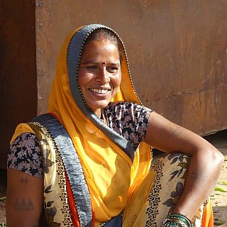 Strahlende Verk&auml;uferin auf dem Wochenmarkt in Bodla bei Bhoramdeo - Chhattisgarh: Land-und-Leute