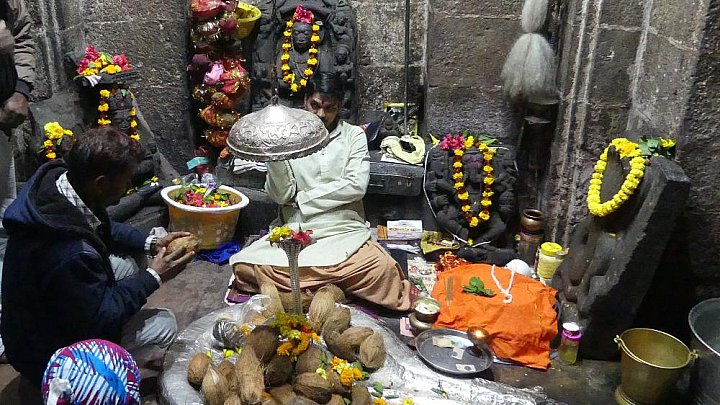 Gebetszeremonie im Bhoramdeo Tempel - Chhattisgarh: Land-und-Leute