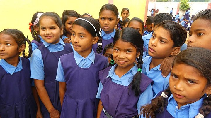 Sch&uuml;lerinnen im Baiga-Dorf in Bhoramdeo - Chhattisgarh: Land-und-Leute