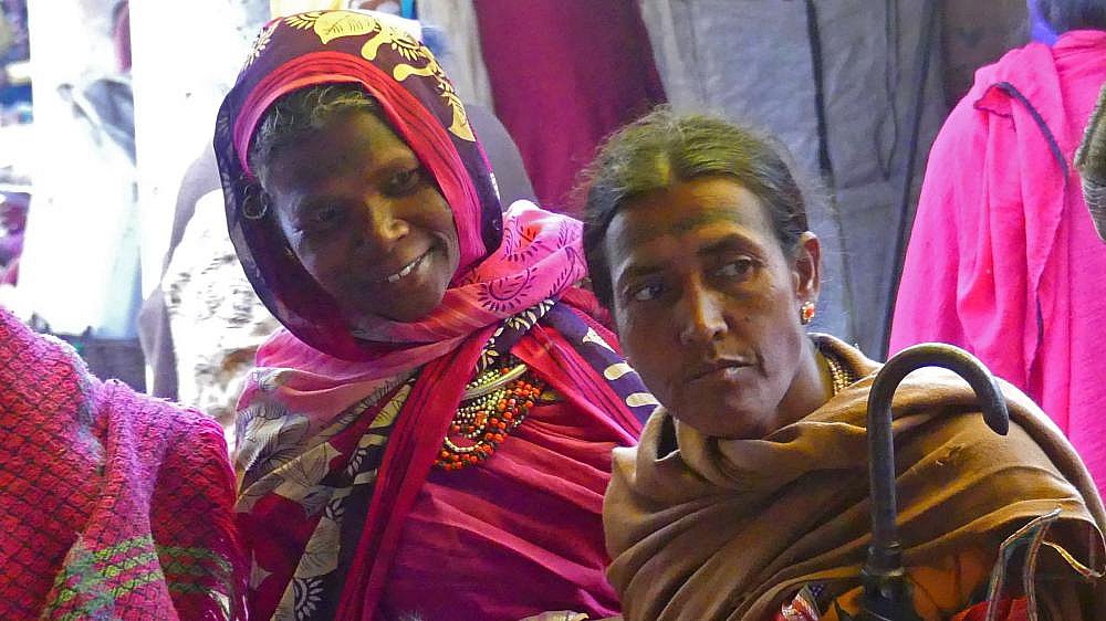 Zwei Baiga-Ladies auf dem Wochenmarkt - Chhattisgarh: Land-und-Leute