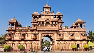 Eingangstor zum Swamynaryan Jain-Tempel - Gujarat - Sehensw&uuml;rdigkeiten