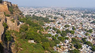 Gewaltige Gestungsmauern des Gwalior Forts - Madhya-Pradesh: Sehensw&uuml;rdigkeiten