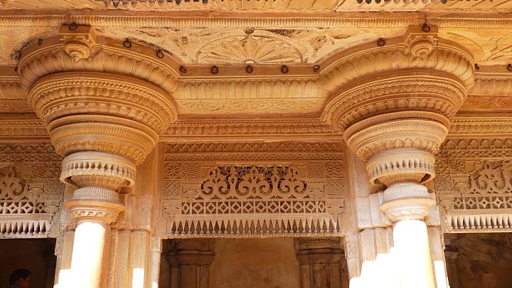 Pr&auml;chtige S&auml;ulen im Mansing Palast - Madhya-Pradesh: Sehensw&uuml;rdigkeiten