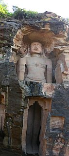 Gro&szlig;e stehende Jain-Skulptur - Madhya-Pradesh: Sehensw&uuml;rdigkeiten
