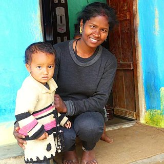 Frau mit Kind im Dorf beim Kanha Nationalpark - Madhya-Pradesh: Land und Leute