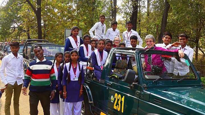 Fotosession mit Schulklasse  - Madhya-Pradesh: Land und Leute