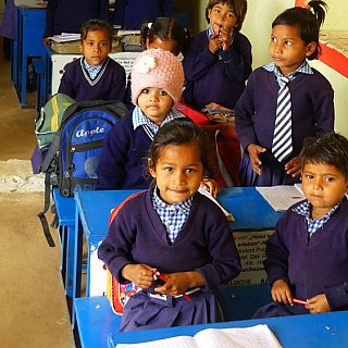 Kinder im Unterricht - Madhya-Pradesh: Land und Leute