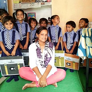 Sangeetha, Sch&uuml;ler und Schultaschen - Madhya-Pradesh: Land und Leute