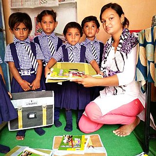 Ausstattung f&uuml;r die Schulkinder - Madhya-Pradesh: Land und Leute