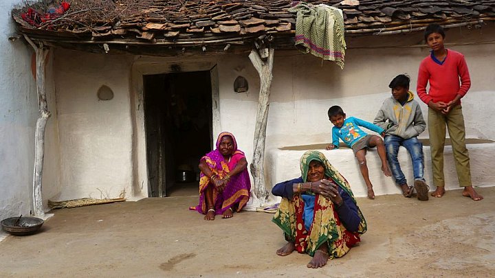 Zwei &auml;ltere Damen in Dorf Jatkara - Madhya-Pradesh: Land und Leute