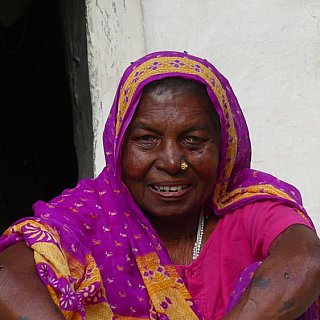 Altere Dame im Dorf in Jatkara - Madhya-Pradesh: Land und Leute