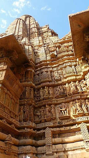 Tempelturm geschm&uuml;ckt mit Skulpturen - Madhya-Pradesh: Sehensw&uuml;rdigkeiten
