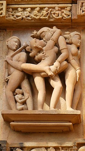 Erotische Szenen aus dem Kamasutra in Khajuraho - Madhya-Pradesh: Sehensw&uuml;rdigkeiten
