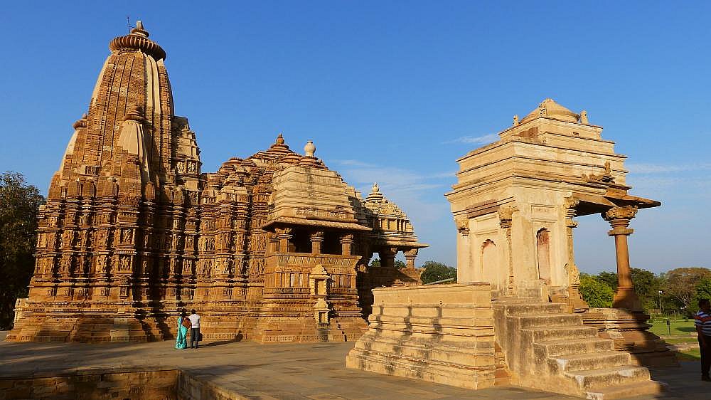 Tempel mit Pavillon in Khajuraho - Madhya-Pradesh: Sehensw&uuml;rdigkeiten
