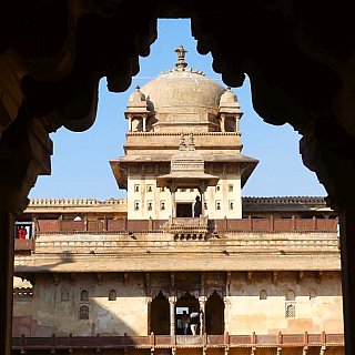 Typische Bundela-Kuppeln im Jahangir Palast - Madhya-Pradesh: Sehensw&uuml;rdigkeiten
