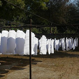 Recycling-Papier trocknen in Orcha - Madhya-Pradesh: Land und Leute