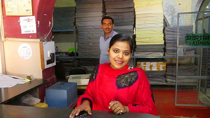 Verkaufsladen im Papier-Recycling-Center - Madhya-Pradesh: Land und Leute