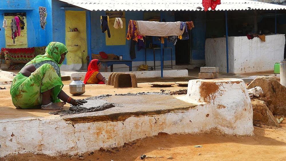 Kuhdung im Hauseingang in Orcha - Madhya-Pradesh: Land und Leute