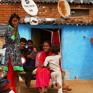 Familie vor ihrem Haus in Orcha - Madhya-Pradesh: Land und Leute